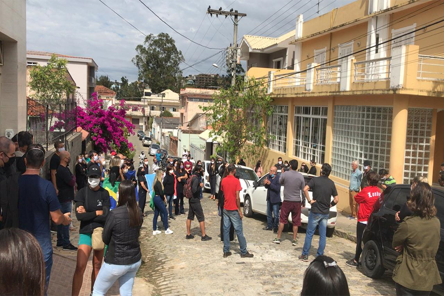 Comerciantes realizam manifestação pacífica para mais flexibilização do comércio