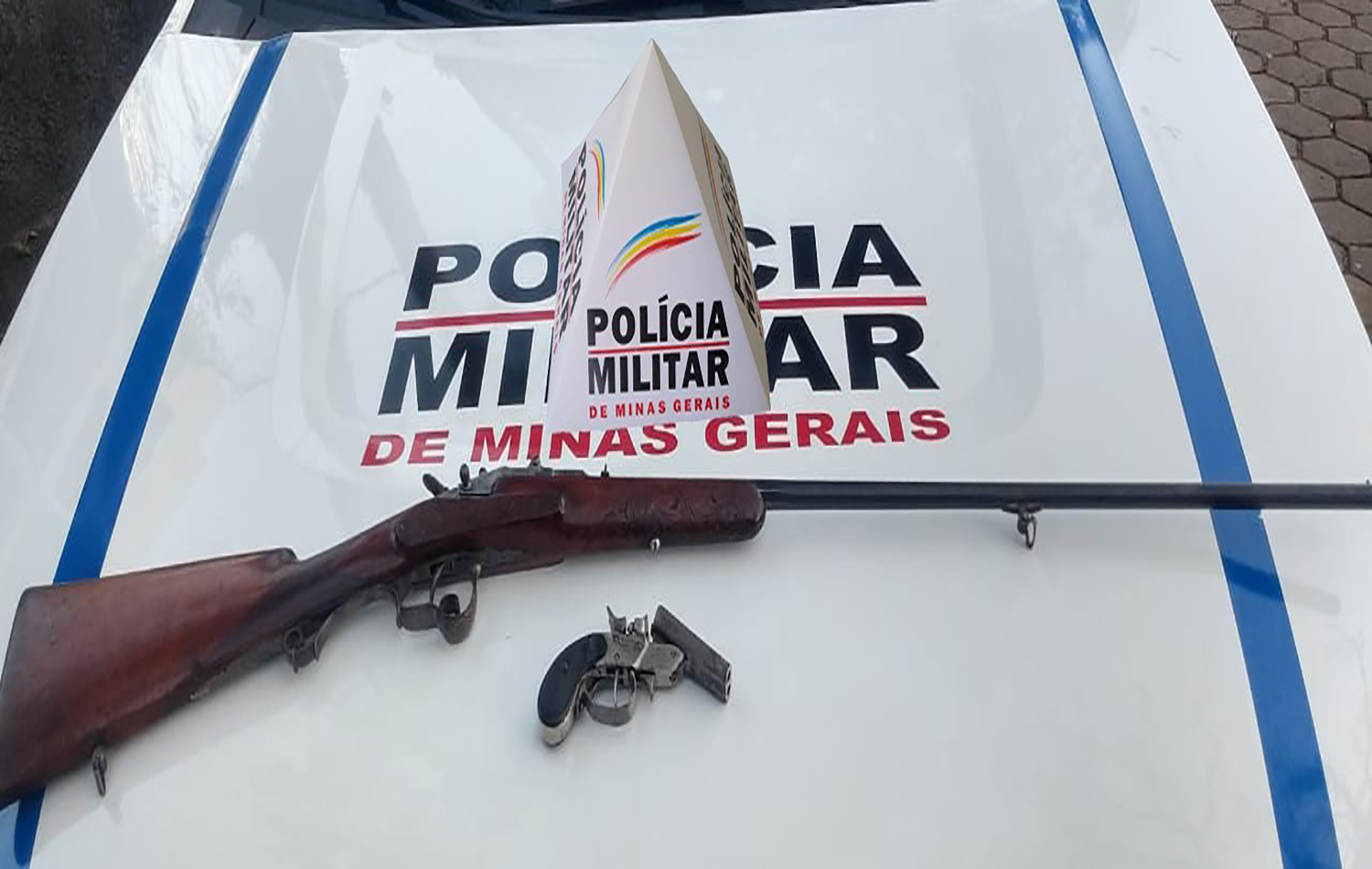 PM apreende duas armas de fogo e conduz autor por posse ilegal de arma em São Lourenço
